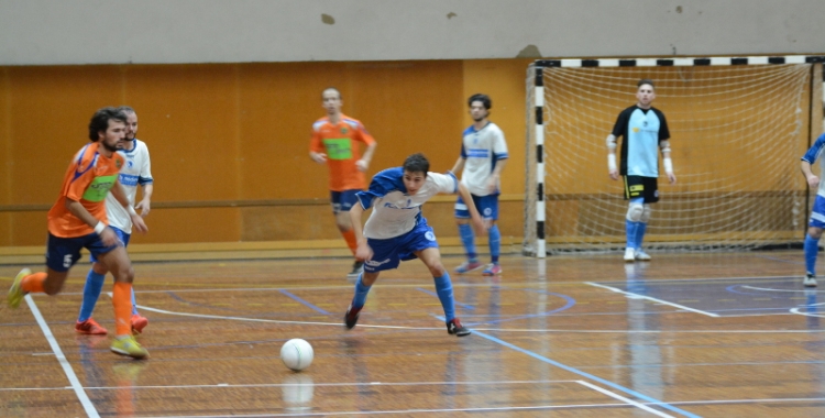 Pepe Font i Ferran lluiten per una pilota al derbi de l'any passat